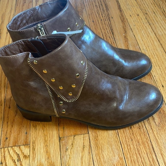 ASHTON size 9 boots with gold stud accent - Picture 1 of 4